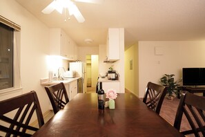 Een koelkast, een magnetron, een oven, een kookplaat