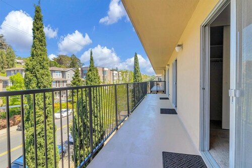 Peaceful Family Friendly 2-bed 2-bath Entire Apt Unit in Belmont Hill