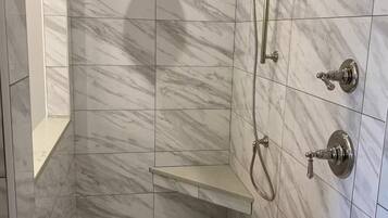 Dusche, Handtücher, Toilettenpapier