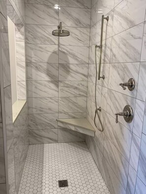 Douche, serviettes fournies, papier de toilette