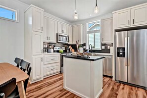 Fridge, microwave, oven, stovetop - #HabitueHomes - Bronco Basecamp - Walk to BSU! (Boise)