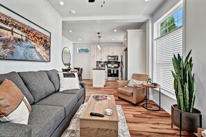 Smart TV, books - #HabitueHomes - Bronco Basecamp - Walk to BSU! (Boise)
