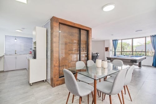 2bedroom with pooltable 1 block -Lleras 