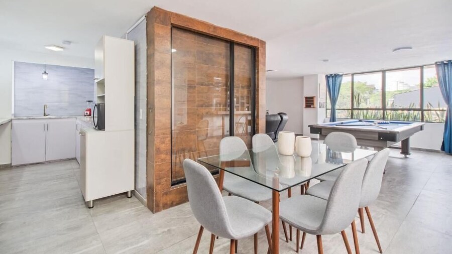 2bedroom with pooltable 1 block -Lleras