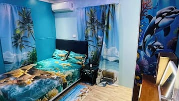 Ein Schlafzimmer mit Bett, Nachttisch, Schreibtisch und Wandgemälde.