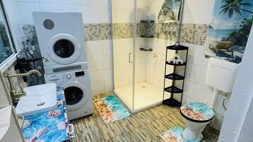 Shower, jetted bath, hair dryer, towels