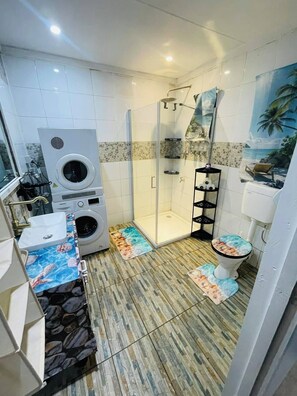 Shower, jetted bath, hair dryer, towels - Tropical Getaway in Nadi Town with Smart Home (Nadi Western Division)