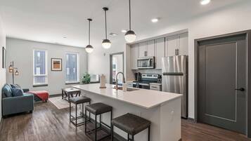 Geladeira, micro-ondas, fogão, cooktop