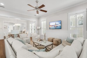 Smart TV - 🎨 WaterColor ~ Golf Cart | Bikes | Private Beach | 4 Heated Pools & Lazy River (Watercolor)