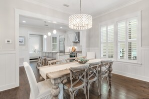 Dining - 🎨 WaterColor ~ Golf Cart | Bikes | Private Beach | 4 Heated Pools & Lazy River (Watercolor)