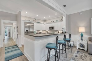 Kylskåp, mikrovågsugn, ugn och spishäll