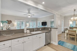 Kylskåp, mikrovågsugn, ugn och spishäll