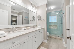 Shower, hair dryer, towels - WaterColor 2Bedroom– Pools, Beach & Bikes (Santa Rosa Beach)