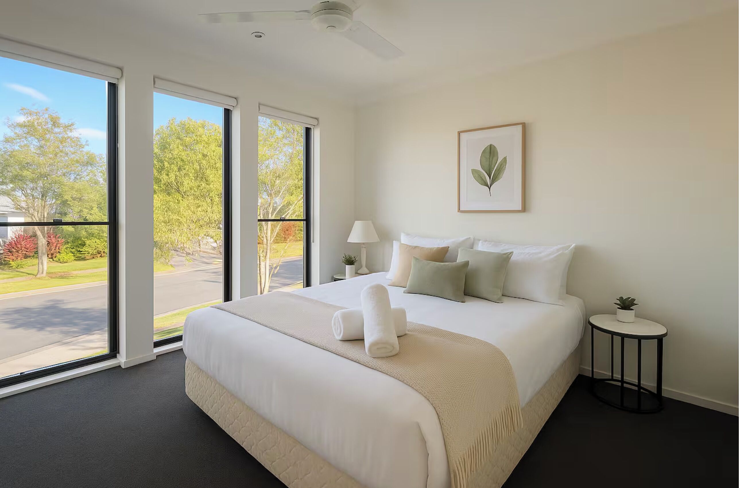 Tabla de planchar con plancha, wifi, ropa de cama