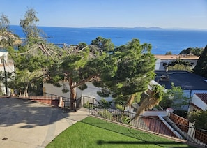 Property grounds - LOS TORRINOS Dream Villa with Mediterranean Charm (Roses)