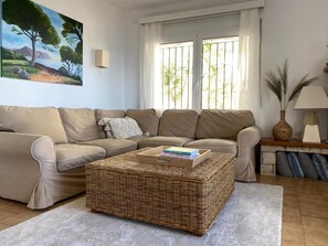TV - LOS TORRINOS Dream Villa with Mediterranean Charm (Roses)
