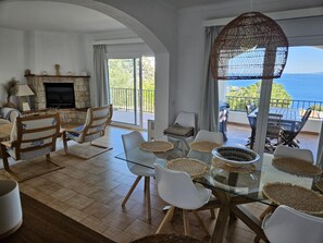 TV - LOS TORRINOS Dream Villa with Mediterranean Charm (Roses)