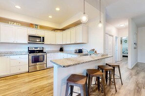 Fridge, microwave, oven, stovetop - Boardwalk, Shared Pool, Parking for 5 (Port Aransas)