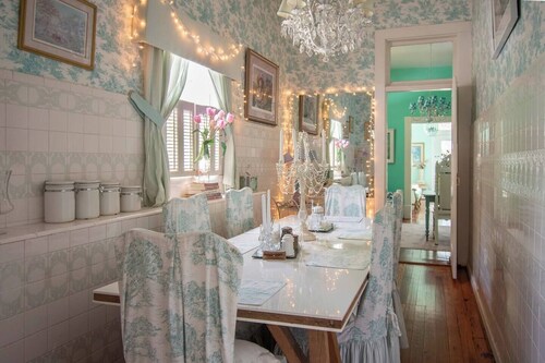  6 BR/3BA Victorian Dollhouse, JAZZFEST, Streetcar, French Quarter, Sleeps 12!