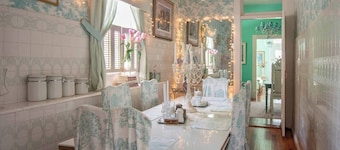 6 BR/3BA Gorgeous, Historic, Charming, Trolley, French Quarter, Sleeps 12