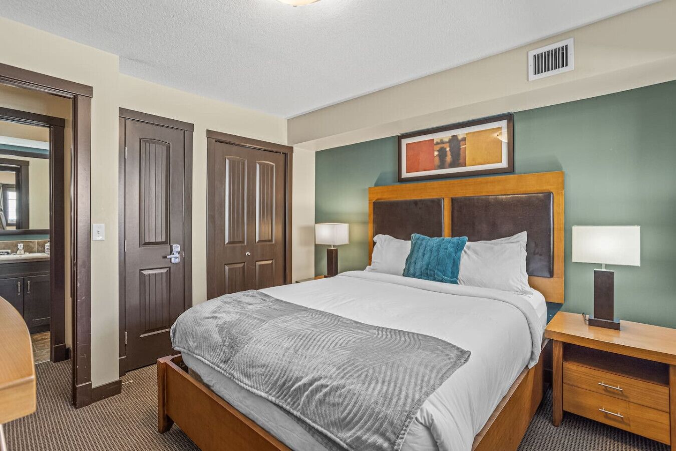 2 bedrooms, desk, iron/ironing board, WiFi (free)