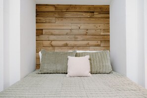 1 bedroom, WiFi, bed sheets - New Container BnB - One block to Cargo Food Court and Breweries! (Wilmington)