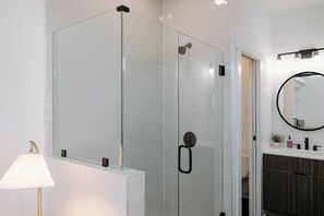 Shower, towels - New Container BnB - One block to Cargo Food Court and Breweries! (Wilmington)