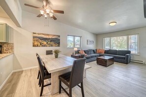 Smart TV, fireplace - Monthly Rental- Close to Town and a Hot Tub (Salida)