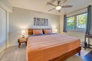 Desk, iron/ironing board, free WiFi, bed sheets - Monthly Rental- Close to Town and a Hot Tub (Salida)