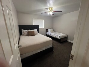 2 habitaciones, tabla de planchar con plancha y wifi gratis 
