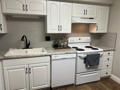 Convenient & Cozy condo on 400