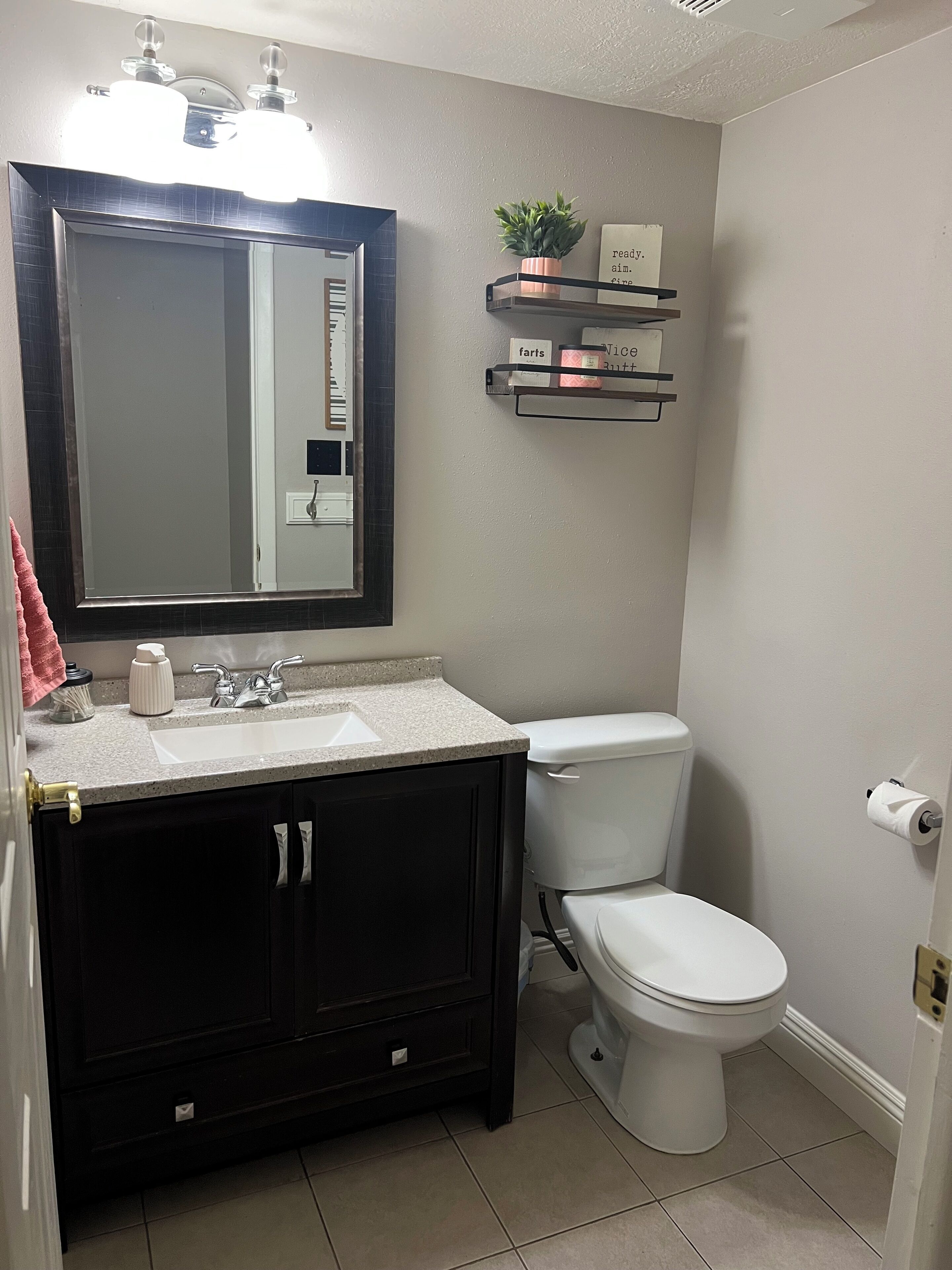 Douche, sèche-cheveux, serviettes fournies, savon