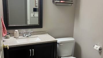 Douche, sèche-cheveux, serviettes fournies, savon