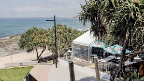 Un restaurante frente al mar con terraza al aire libre y vistas al océano.