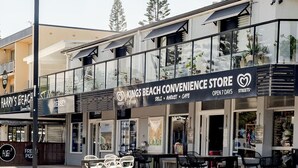 Una tienda de conveniencia en Kings Beach con terraza al aire libre y vista despejada a la calle.