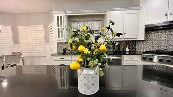 Four à micro-ondes, un four, surface de cuisson, lave-vaisselle