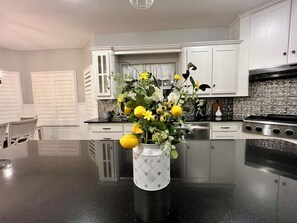 Microwave, oven, stovetop, dishwasher - Classic farm charm with a touch of refinement (Van Alstyne)