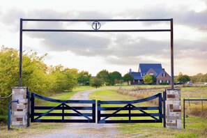 Property grounds - Classic farm charm with a touch of refinement (Van Alstyne)