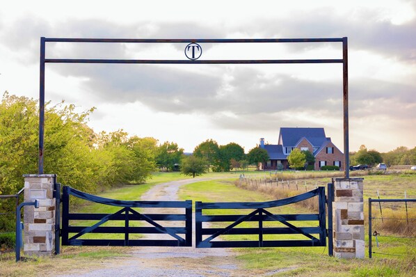 Property grounds - Classic farm charm with a touch of refinement (Van Alstyne)