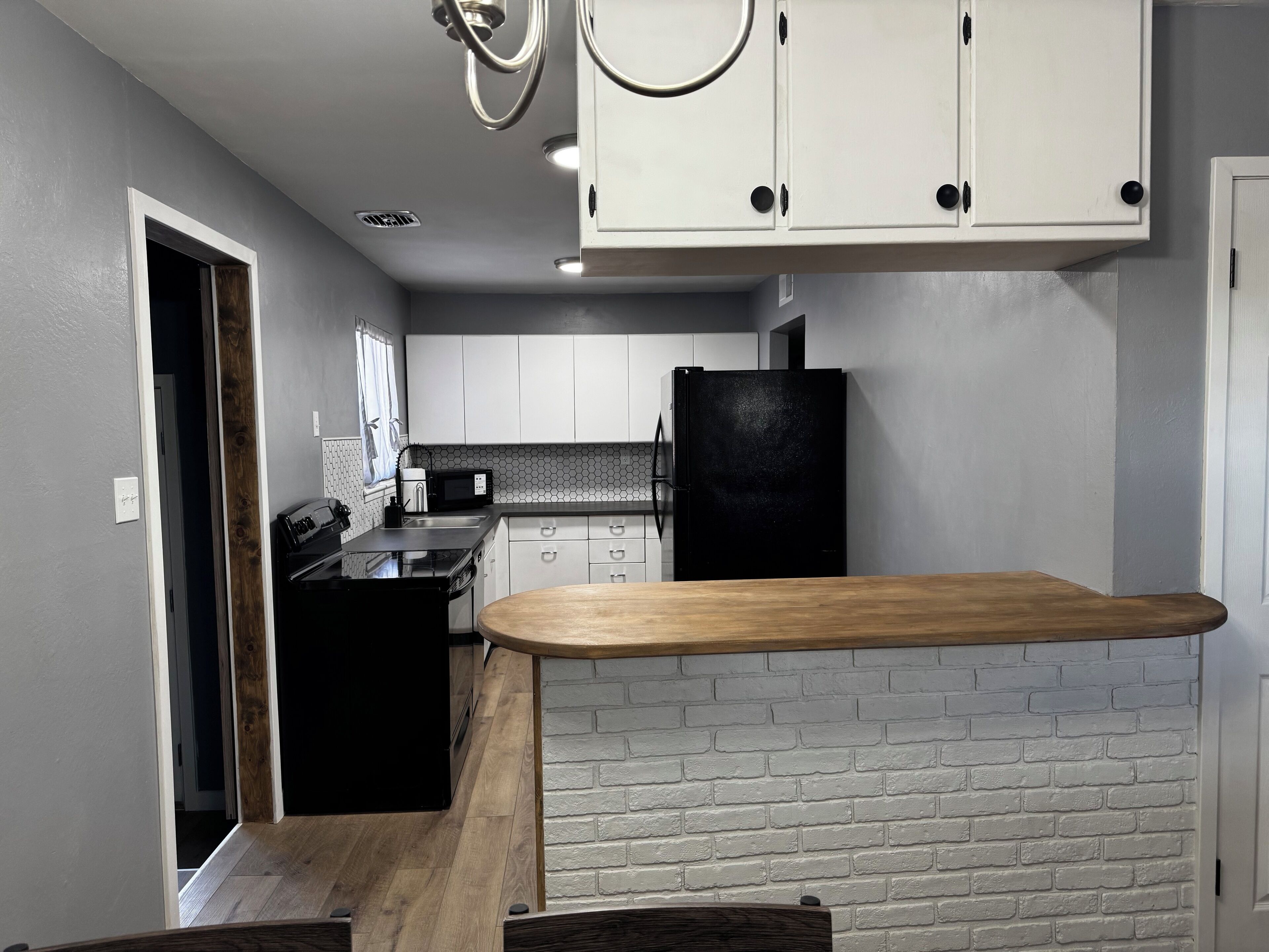 冷蔵庫、電子レンジ、オーブン、コンロ