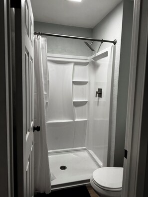 Dusche, Handtücher, Seife, Toilettenpapier