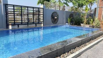 Hồ bơi ngoài trời