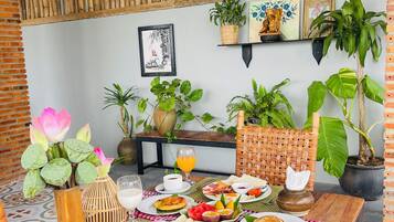 Free daily cooked-to-order breakfast