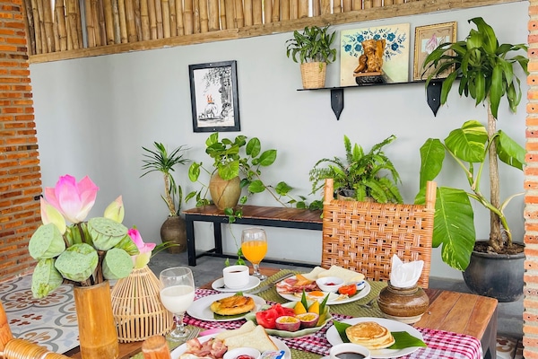 Free daily cooked-to-order breakfast