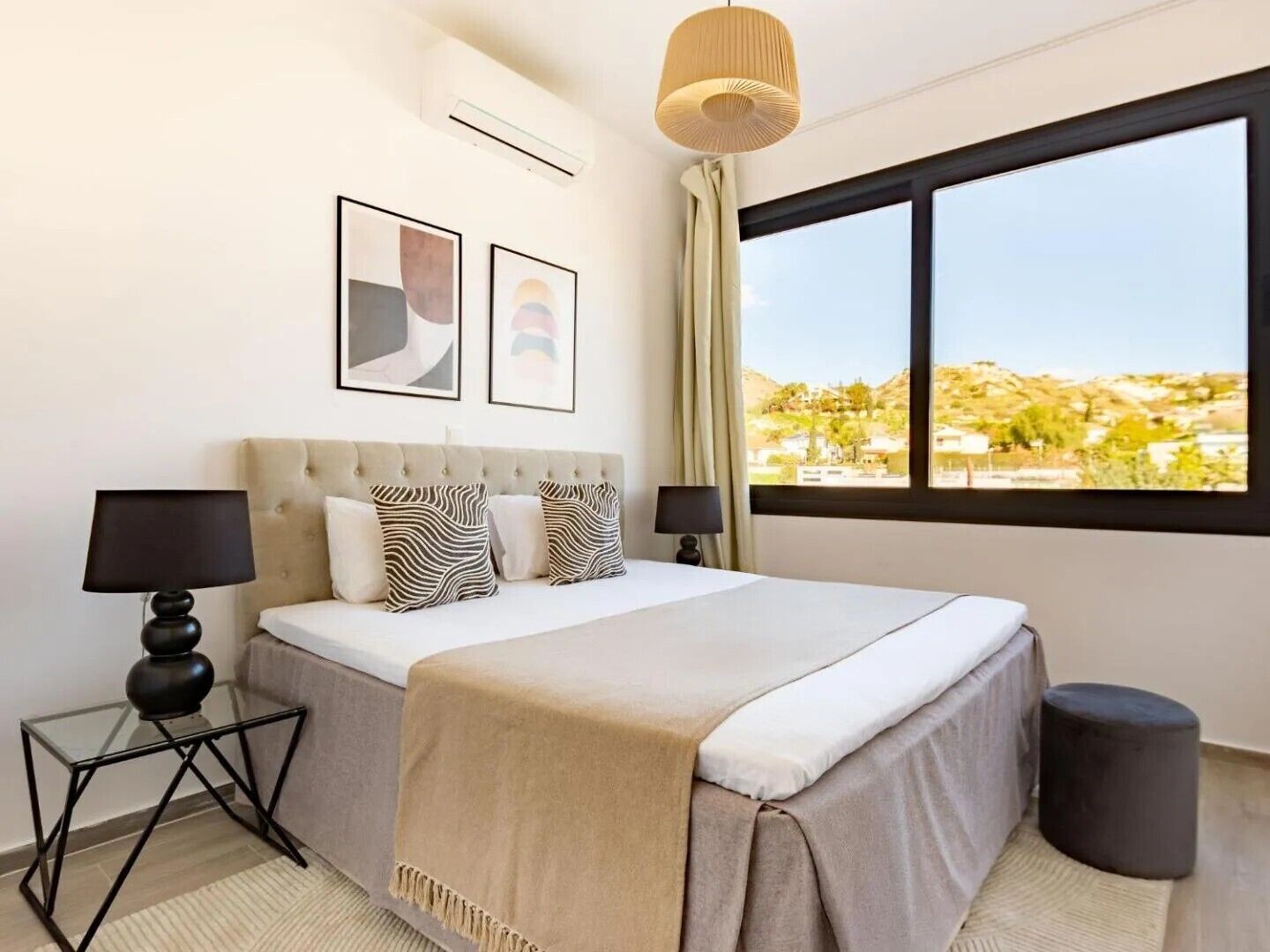 Tabla de planchar con plancha, wifi y ropa de cama 