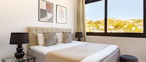 Tabla de planchar con plancha, wifi y ropa de cama