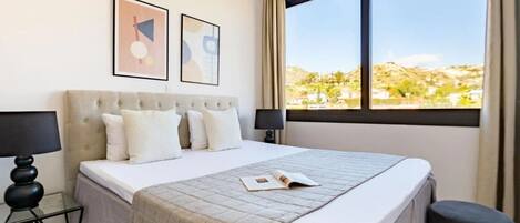 Tabla de planchar con plancha, wifi y ropa de cama