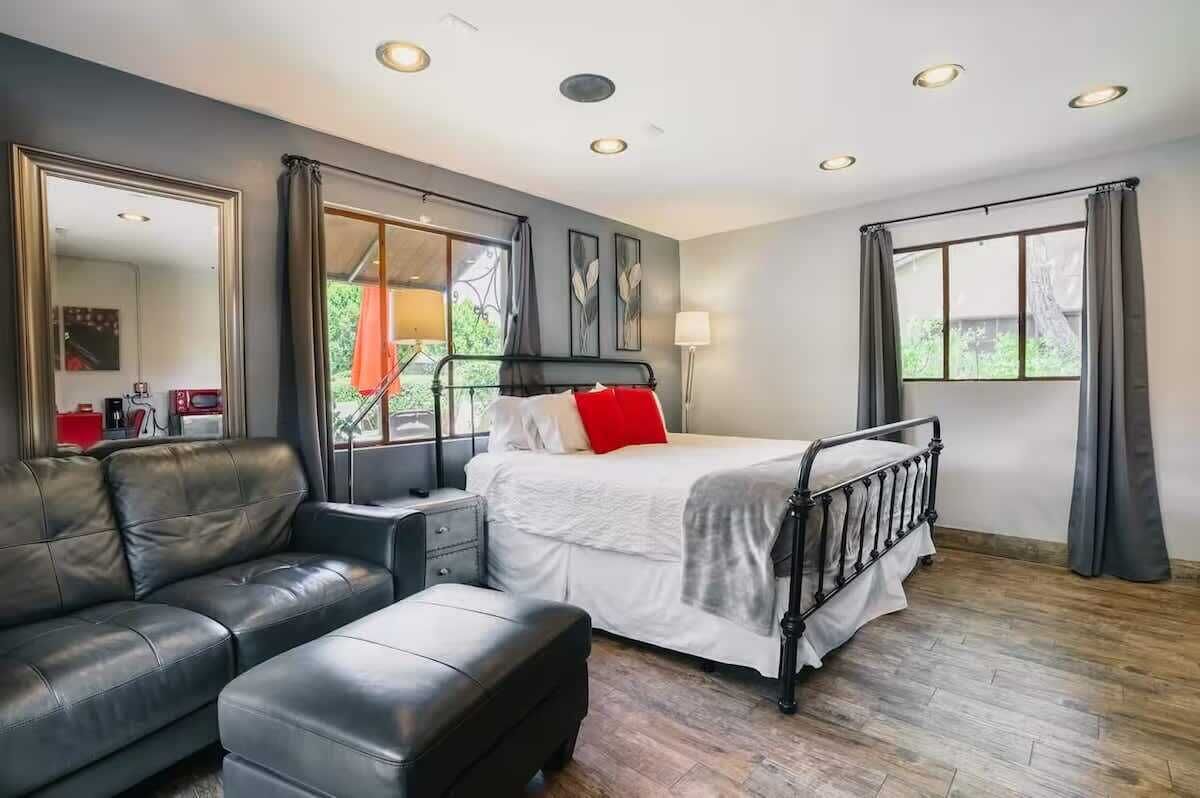 1 habitación, tabla de planchar con plancha y cuna de viaje 