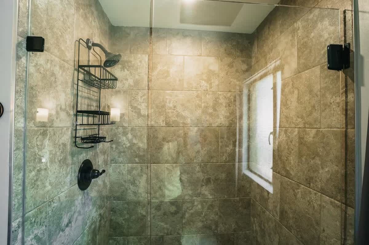 Een douche, een haardroger, handdoeken, shampoo