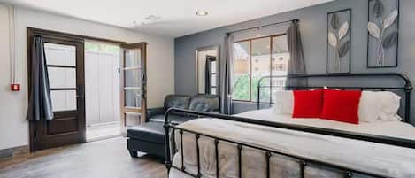 1 habitación, tabla de planchar con plancha y cuna de viaje